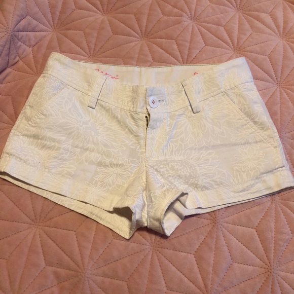 Lilly Pulitzer Pants - Lily Pulitzer white patterned Walsh shorts